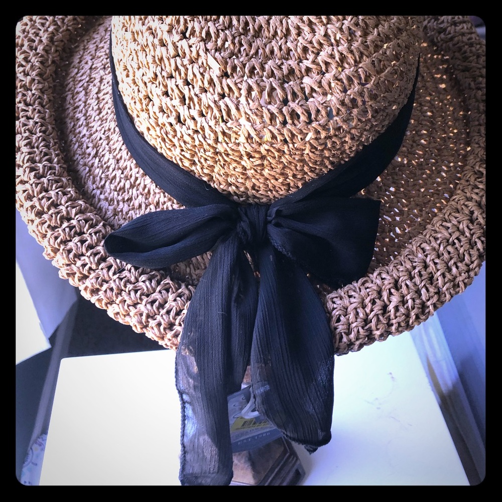 Sun hat with Bow on the back.